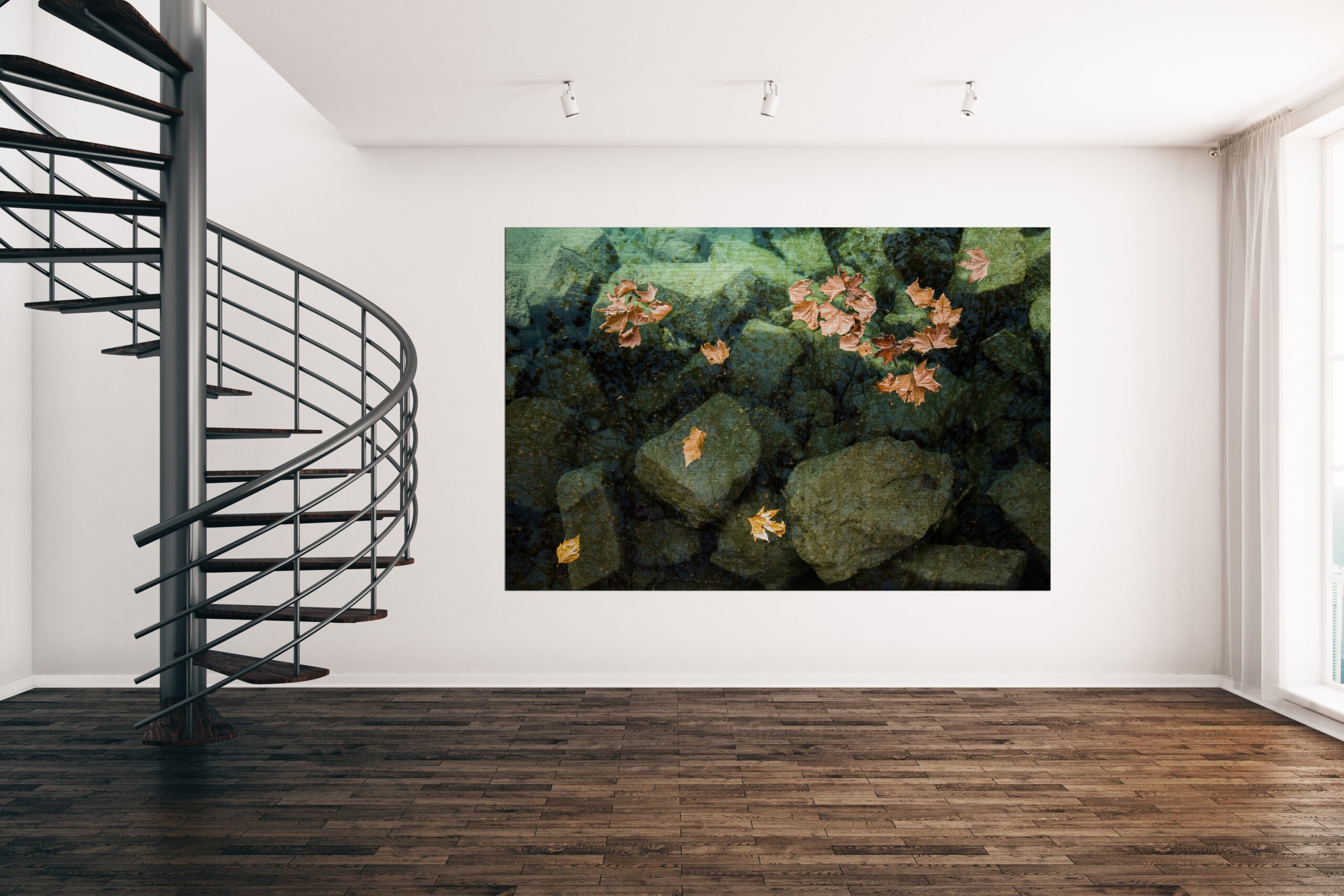 Ein Fotokunstwerk hängt in einem Wohnzimmer. Abgebildet sind Herbstblätter die auf Wasser treiben. Der Grund besteht aus großer Steinen.