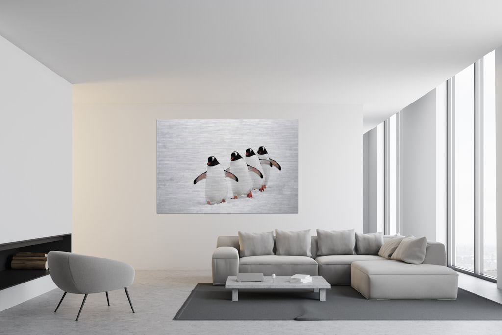 Ein Fotokunstwerk mit vier hintereinander laufenden Pinguinen im Schnee.